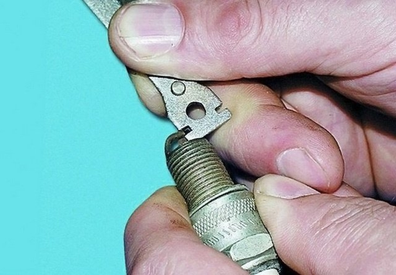 Восстановление резьбы свечи газель. Свечи зажигания 2131 инжектор. Нива 21214 зазор в свечах зажигания. Зазор свечи нива карбюратор. Свечи нива шевроле.
