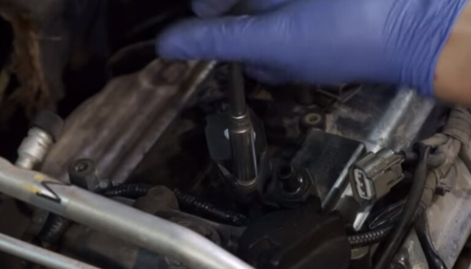 0 бензин. Икстрейл 2019 2,0 замена свечей зажигания. Замена свечей на х трейл. Замена свечей на х трейл. Коллектор nissan x-trail t31.