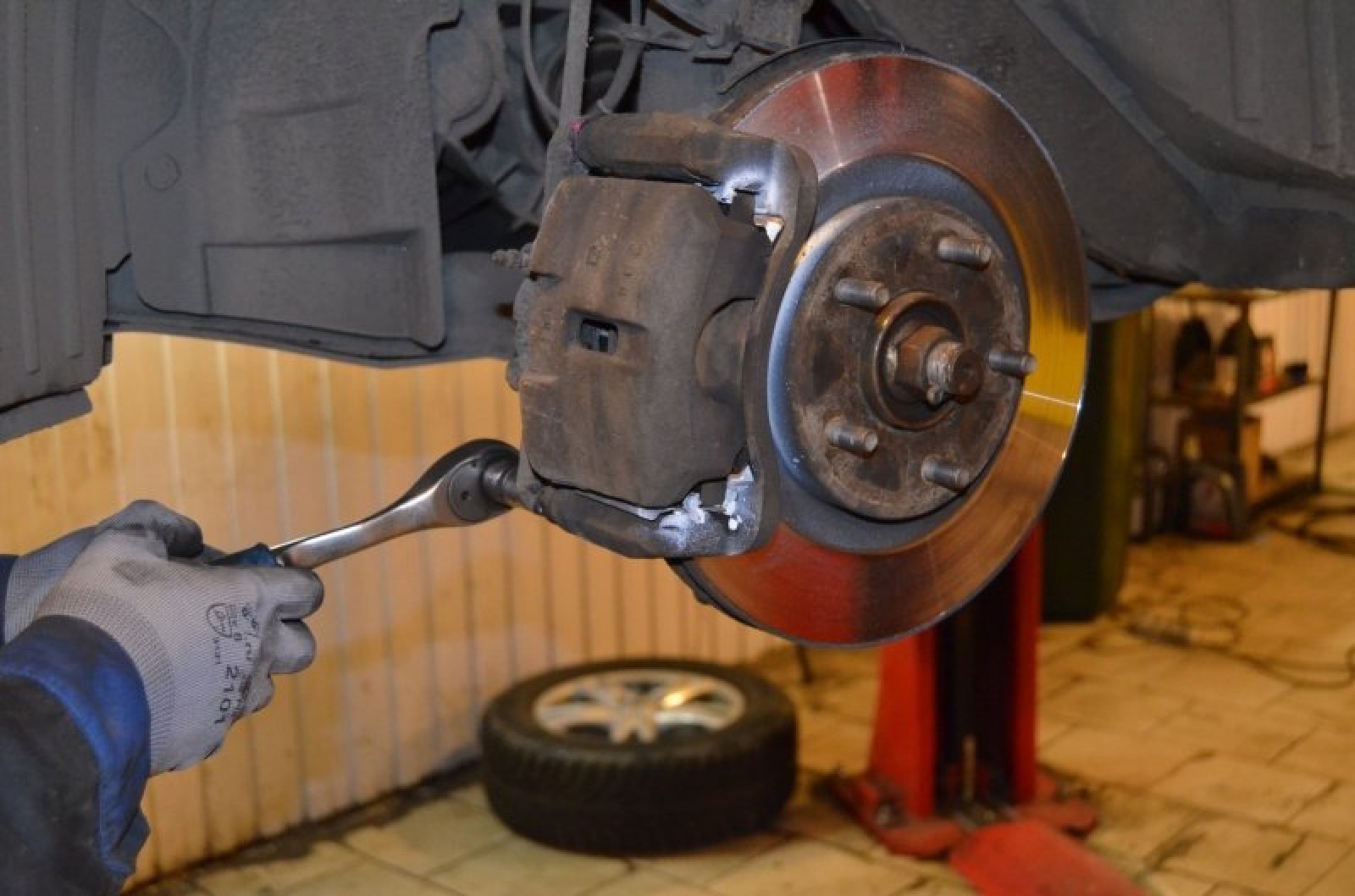 Задние тормоза е36 барабанные. Разборка тормозных колодок. Тормозные колодки в авто изношенные. Разборка тормозных колодок. Механизм переднего тормоза ларгус.