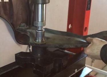 Подробная фото и видео инструкция как своими руками заменить сайлентблоки на переднем рычаге автомобиля Nissan Juke.