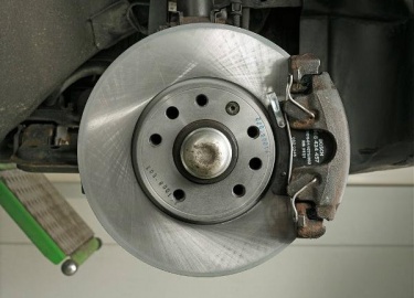 Передние колеса Альмера Классик имеют тормозные диски. Нажатие педали тормоза передает гидравлическое усилие на поршень рабочего цилиндра, далее на