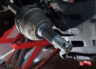 Статья о том, как правильно произвести замену наружного ШРУСа на автомобиле Ниссан Кашкай, приводится инструкция по замене пыльника ШРУСа
