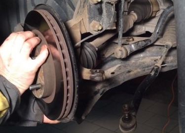 Подробная фото и видео инструкция как своими руками заменить сайлентблоки на переднем рычаге автомобиля Nissan Juke.