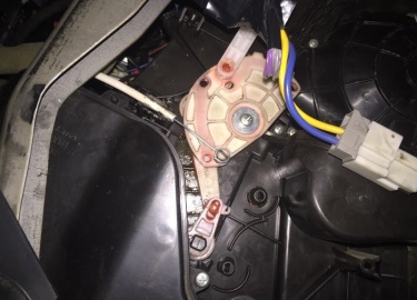 Процедура замены моторчика печки на автомобиле Ниссан Джук
