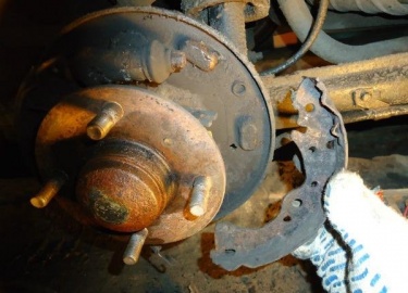 Ниссан Альмера Классик оснащен задними тормозами барабанного типа. Изогнутые колодки - один из основных элементов механизма торможения. При их износе