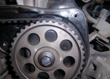 Замена ремня ГРМ осуществляется примерно раз в 50-70 тысяч километров пробега автомобиля или при появлении признаков неисправности.