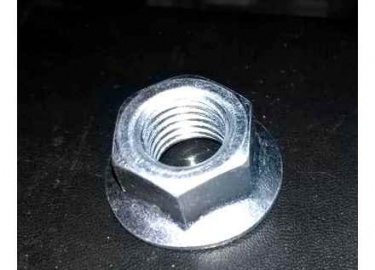 Установка Установить приводной ремень. Убедиться, что приводной ремень надежно посажен на шкивах. Убедиться в том что моторное масло, охлаждающая ж...