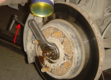 Необходимые инструменты: съемник пресс Казалось бы — подумаешь подшипник, но входящий в переднюю ступицу подшипник в действительности является важной