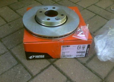 Замена тормозных колодок и дисков на Ниссан Ноут своими руками пройдет у Вас быстро и недорого с нашей пошаговой инструкцией + фото.