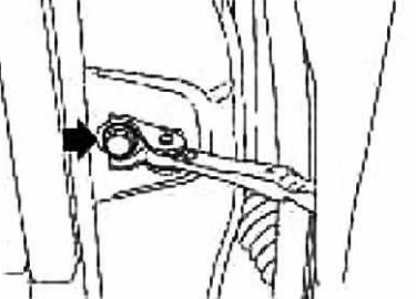 Двери — снятие и установка. Внимание: Во время снятия и установки двери в сборе подпирайте дверь домкратом, положив тряпку, чтобы. Руководство по р...