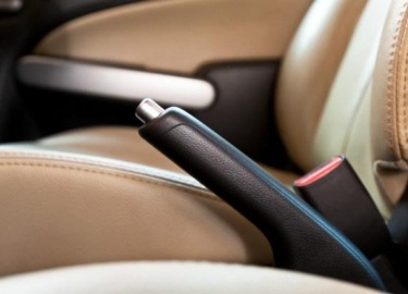 Чаще всего трос стояночного тормоза обрывается в момент его активации. Резкий щелчок из-под днища автомобиля и рычаг, внезапно потерявший усилие пр...