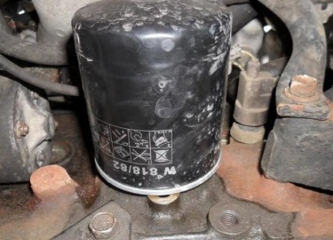 Как самостоятельно заменить масляный фильтр в автомобилях Ниссан Альмера и Террано, замена старого фильтра масла в Nissan на новый.