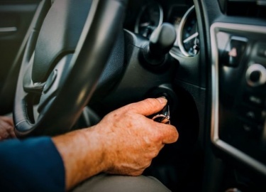 Многие сталкивались с ситуацией: поворачиваю ключ в замке зажигания, а машина не заводится. Что делать, когда ничего ...