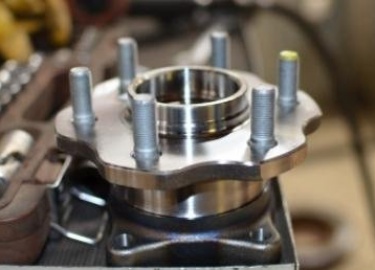 Замена передней ступицы ниссан патфайндер r51 своими руками Добавлено через 8 минут Домкратим авто, снимаем колесо, вытаскиваем шплинт, просим помо...