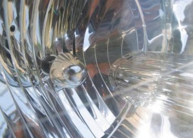 Фары в Nissan Pathfinder - это типичные галогенные лампы. Эти лампы имеют собственную розетку, поэтому не нужно прикасаться к стеклянной части ламп...