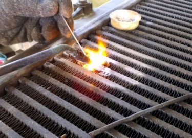 Причины утечки тосола и их устранение: повреждение радиатора, помпы, термостата, патрубков. Скрытый уход антифриза: прогорела прокладка, трещина го...