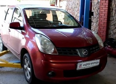 Показываем видео инструкцию как правильно своими руками заменить передние стойки в автомобиле Nissan Note, 2007 года выпуска.