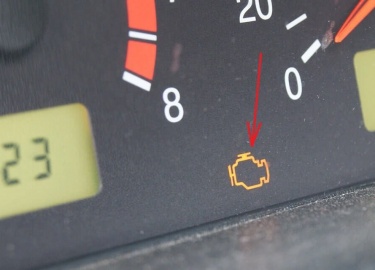 Ошибка чек обычно говорит о возможной неполадке с мотором. В переводе с Английского Check Engine дословно значит «проверьте мотор».