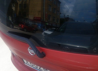 Замена задней щётки стеклоочистителя на автомобилях Ниссан Ноут
