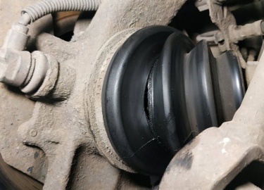 Как заменить пыльник наружного и внутреннего ШРУСа со снятием и без Эластичный чехол, надетый на шарнир равных угловых скоростей (ШРУС) приводного ...