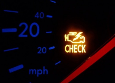 Ошибка чек обычно говорит о возможной неполадке с мотором. В переводе с Английского Check Engine дословно значит «проверьте мотор».