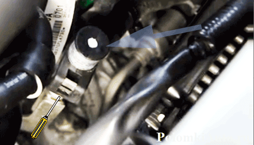 Положение щупа для проверки уровня жидкости в вариаторе Nissan Beetle