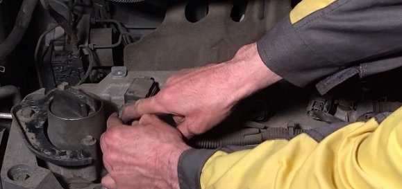 Как заменить свечи зажигания в Nissan Tiida
