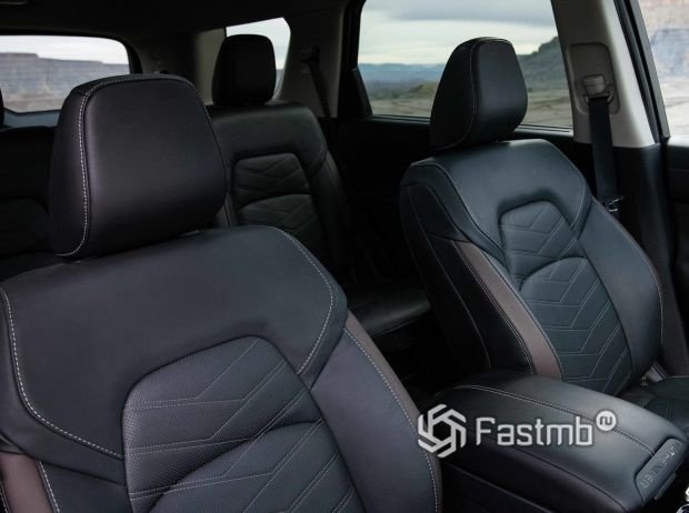 Nissan Pathfinder 2021 первый и второй ряд сидений