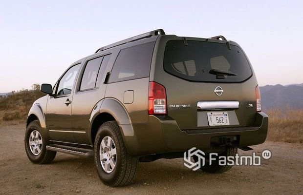 2004 Nissan Pathfinder для США, вид сзади