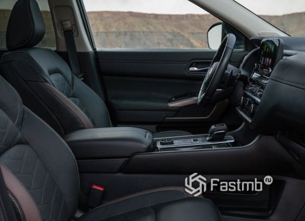 Nissan Pathfinder 2021, передние сиденья