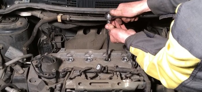 Как заменить свечи зажигания в Nissan Tiida